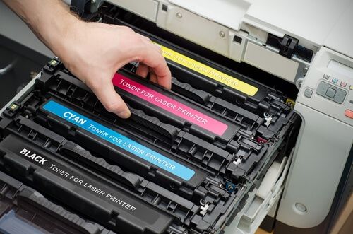 אדם מתקין טונר למדפסת EPSON