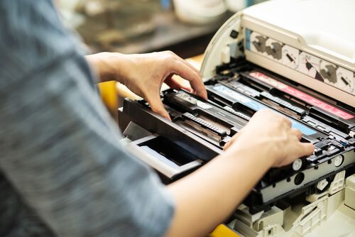 אדם מתקין טונר למדפסת